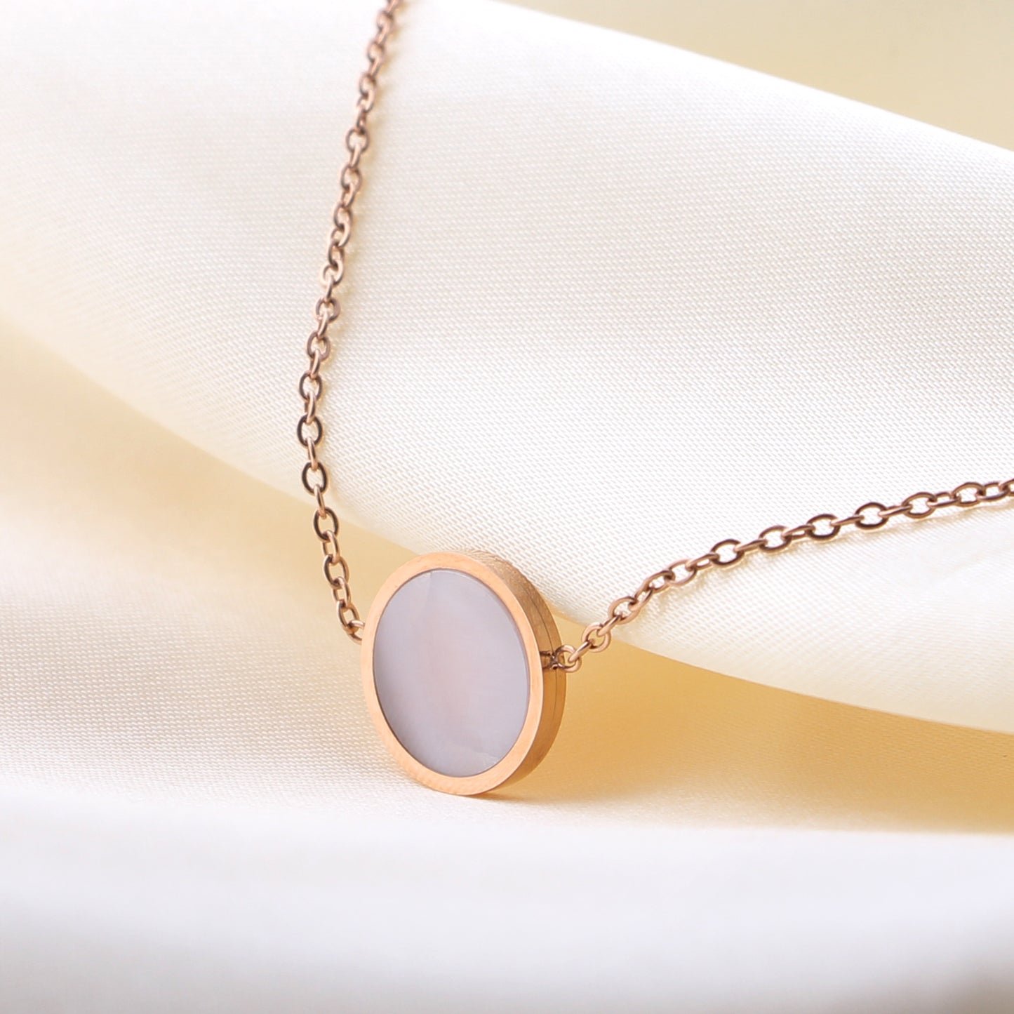 SOPEWOD Delicate Necklace With Rounf Shell Detail