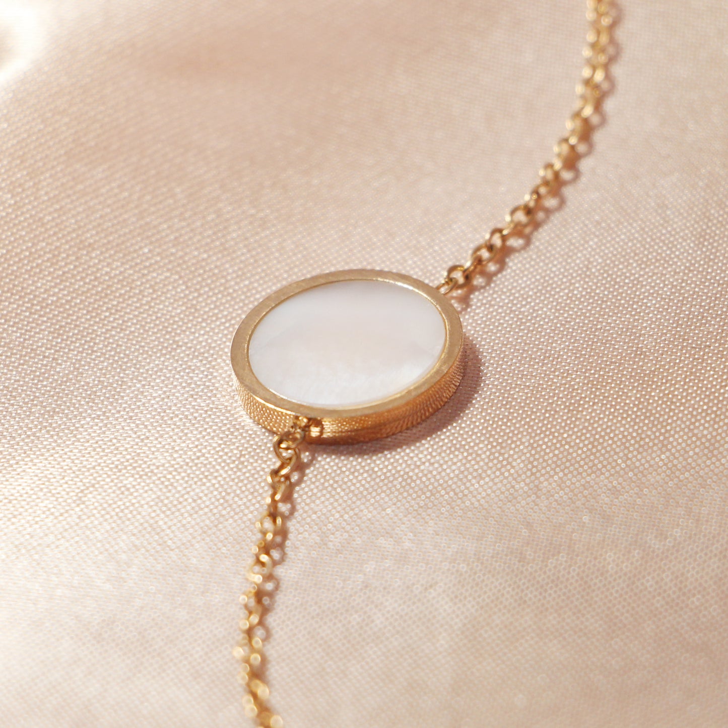SOPEWOD Delicate Necklace With Rounf Shell Detail