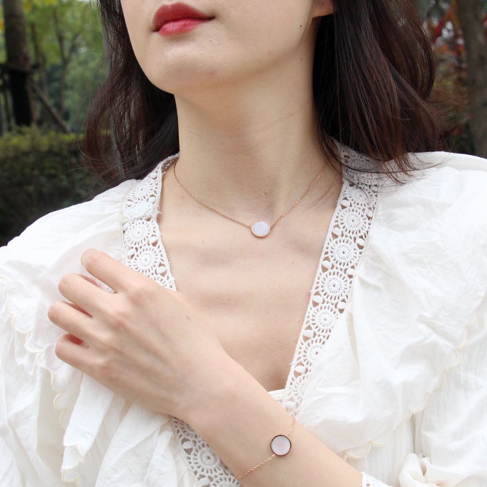 SOPEWOD Delicate Necklace With Rounf Shell Detail