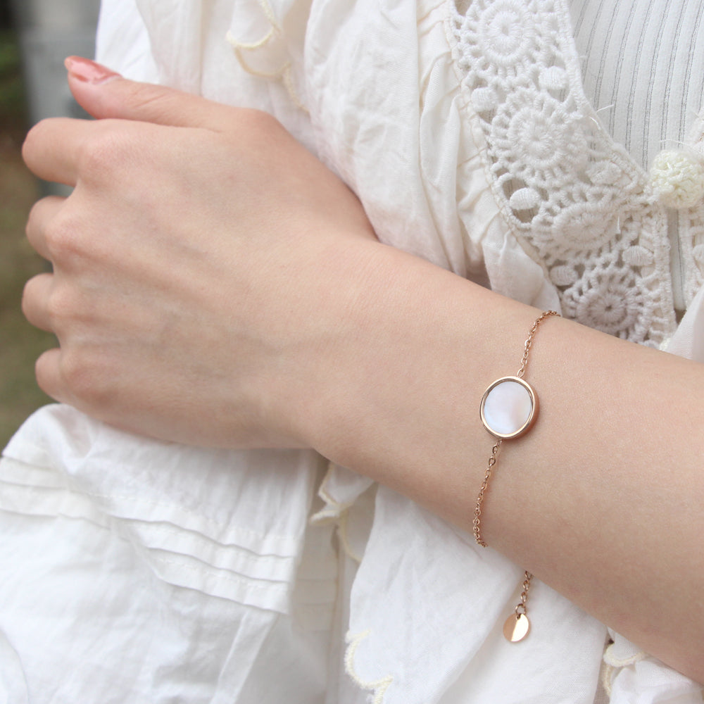 SOPEWOD Delicate Necklace With Rounf Shell Detail